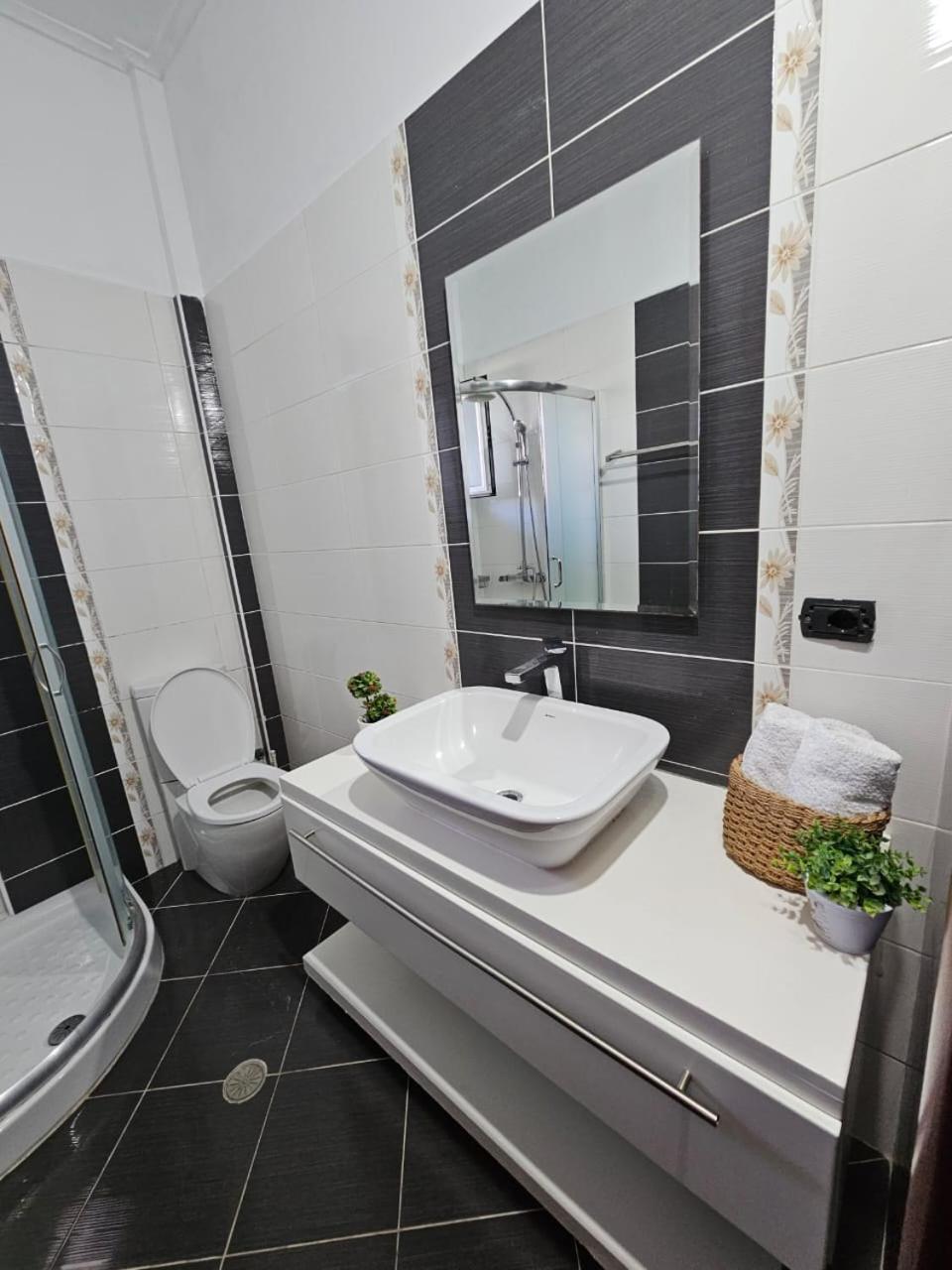 Leon Sea View Apartment Sarandë 外观 照片